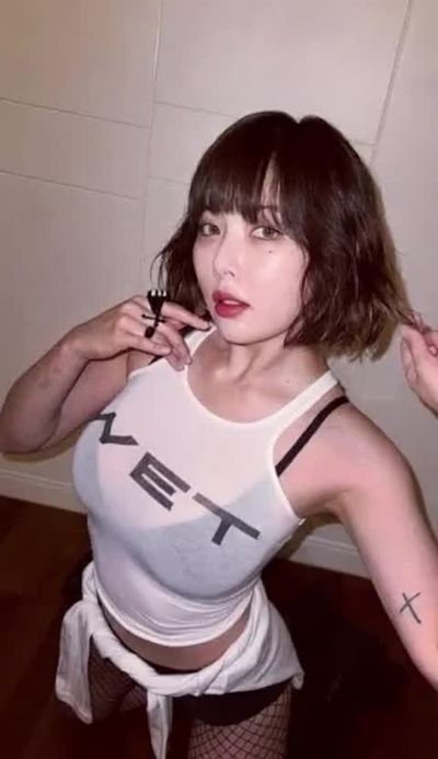 HyunA - shows boobs