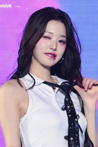 Wonyoung - shows tits