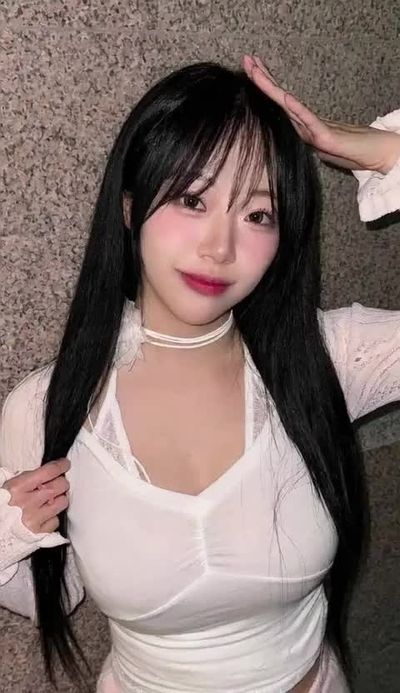 Jeewon - shows boobs