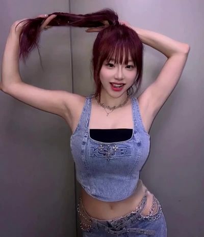 Jeewon - shows boobs