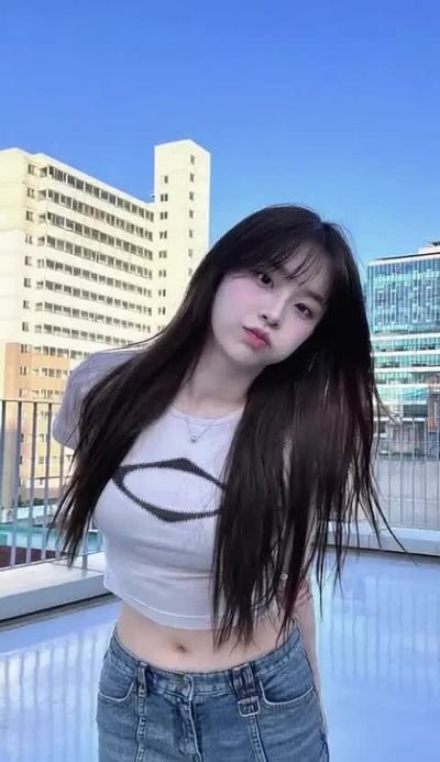 Chuu - shows boobs