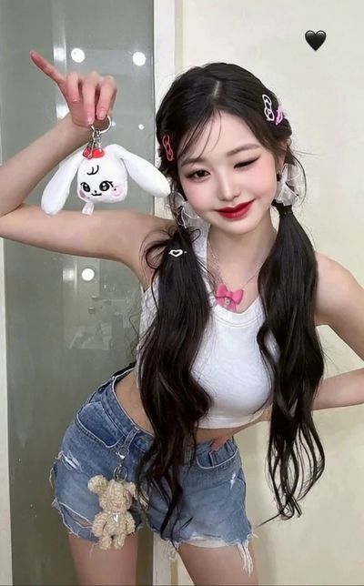 Wonyoung - shows tits