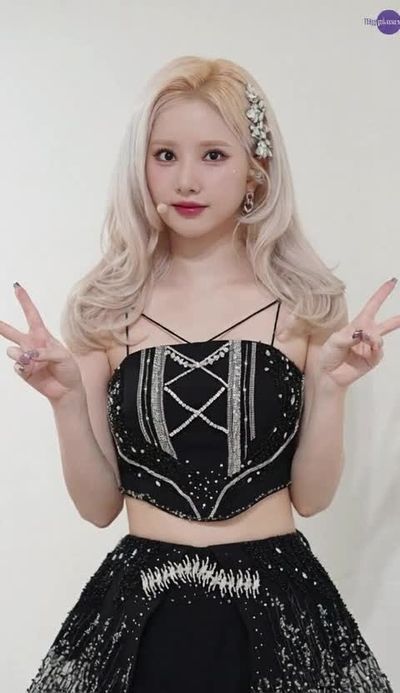 Eunha - shows tits