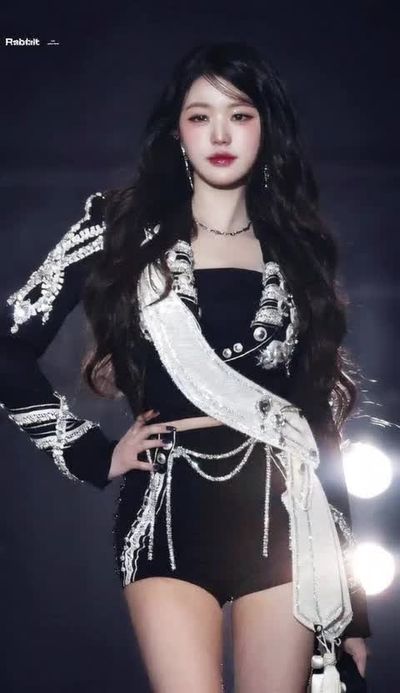 Wonyoung - shows tits