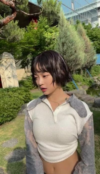 Hanni - shows tits