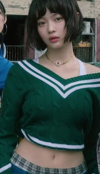 Hanni - shows tits