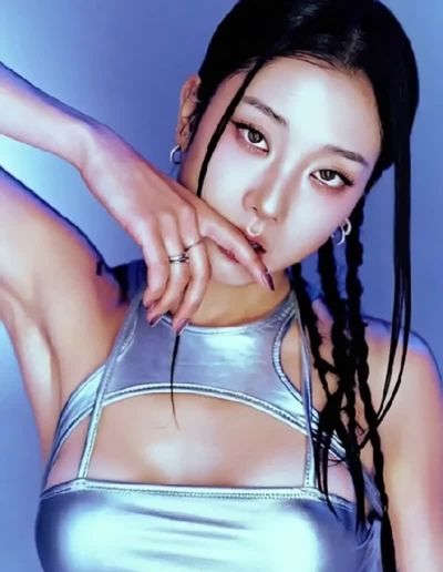 Seungyeon - shows tits