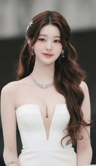Wonyoung - shows tits