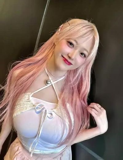 Jeewon - shows boobs