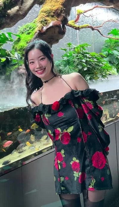 Dahyun - shows tits