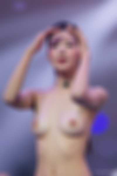 Lia - shows tits