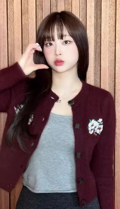 Chuu - shows tits