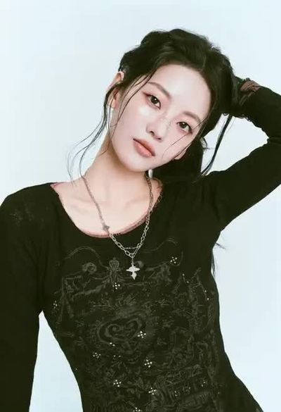 Cho Yi-hyun - shows tits