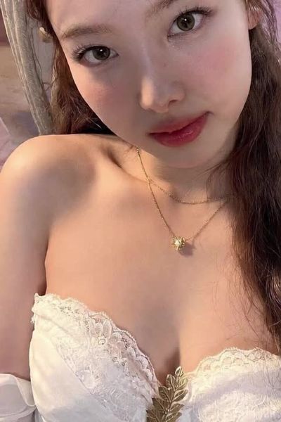 Nayeon - shows tits