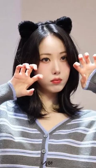 SinB - shows tits