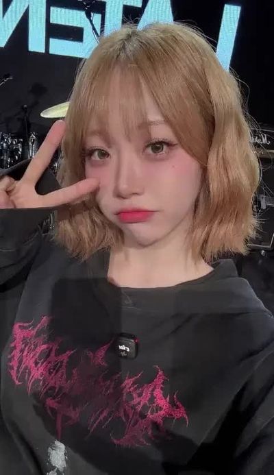 Jeewon - shows tits