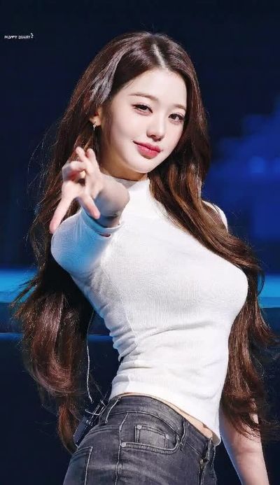 Wonyoung - shows tits