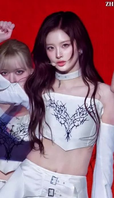 Sullyoon - shows tits