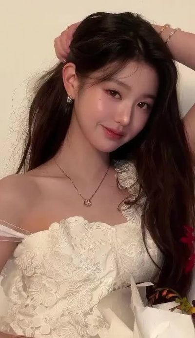 Wonyoung - shows tits