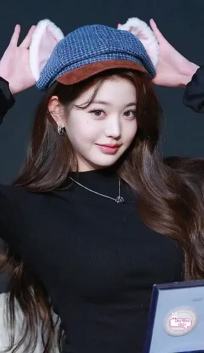 Wonyoung - shows boobs