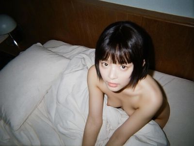 Hanni - nude