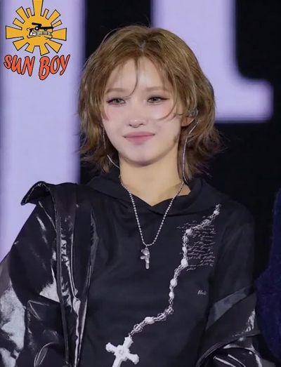 Soyeon - shows tits