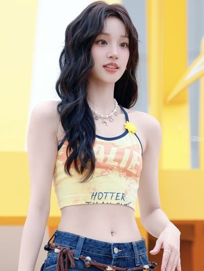 Yuqi - shows tits