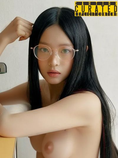 Hanni - Naked Pictorial