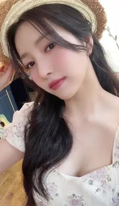Sowon - shows tits