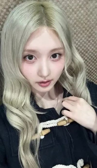 Gaeul - shows tits