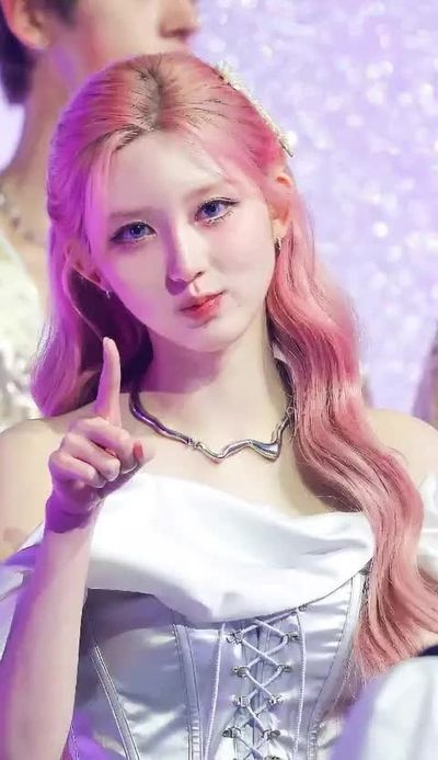 Gaeul - shows tits