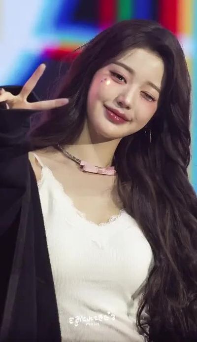 Wonyoung - shows tits