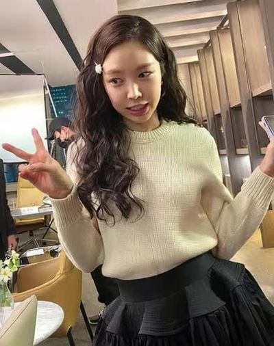 Naeun - shows tits