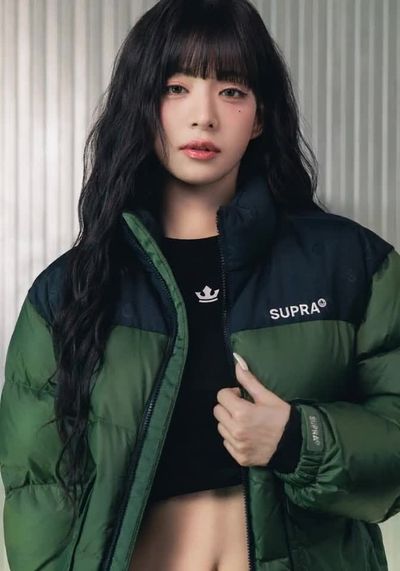 Chaeyoung - shows tits