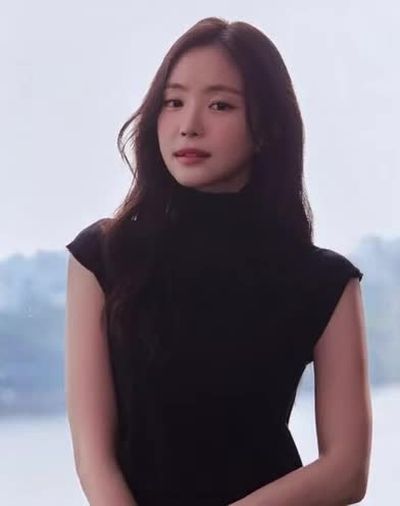 Naeun - shows tits
