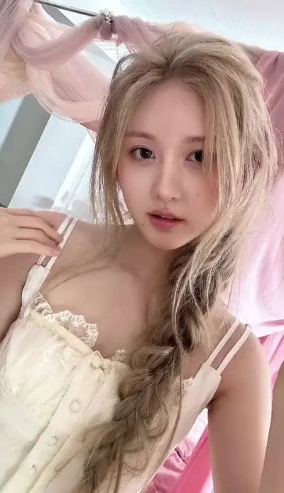 Gaeul - shows tits
