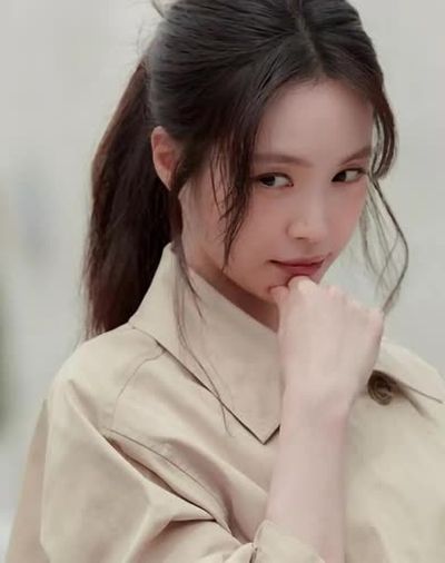 Naeun - shows tits