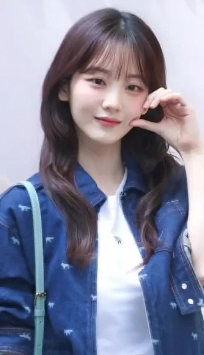 Cho Yi-hyun - shows boobs