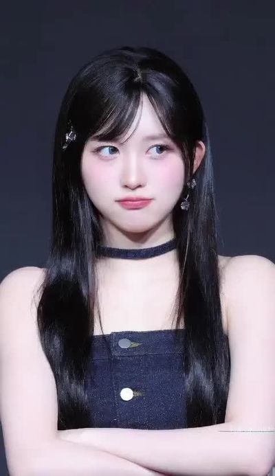 Gaeul - shows boobs