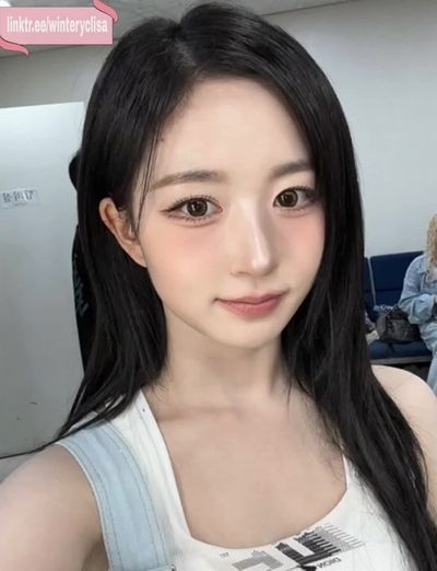 Haewon - shaved pussy