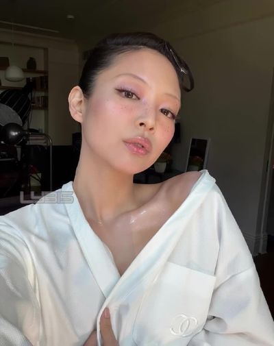 Jennie - shows tits