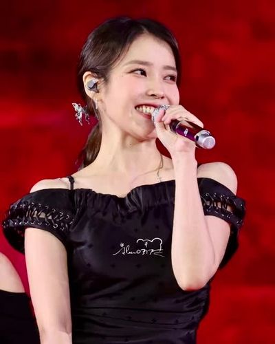 IU - sucking tits