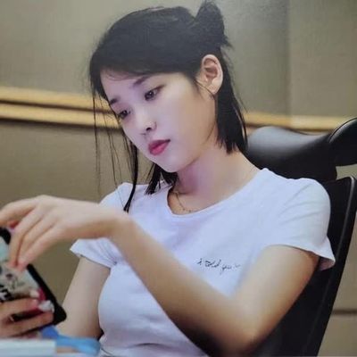 IU - shows tits