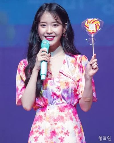 IU - sucking tits