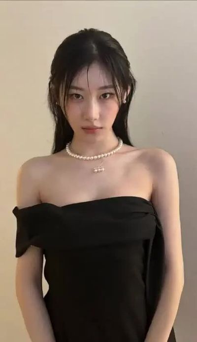 Chaeryeong - shows tits