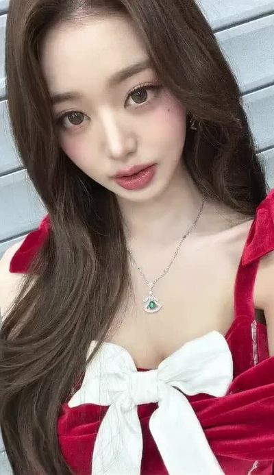 Wonyoung - shows tits