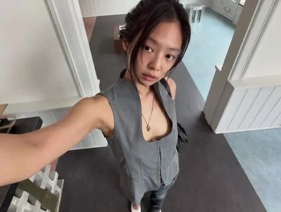 Jennie - strokes cock