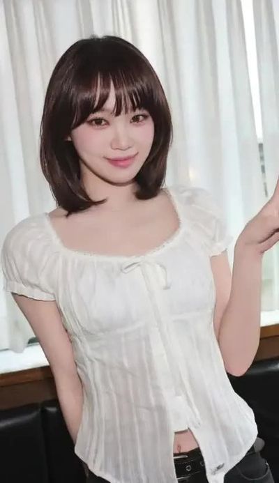 Chaewon - shows tits