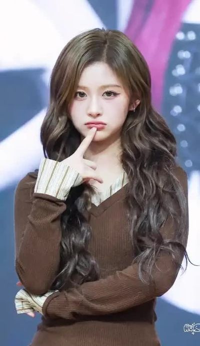 Sullyoon - shows tits