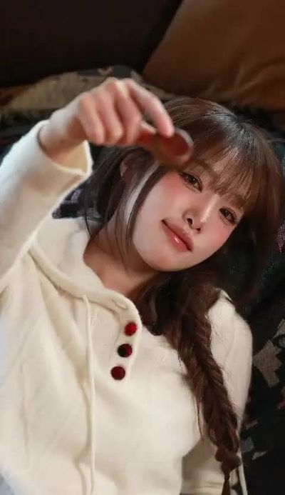 Yena - shows tits